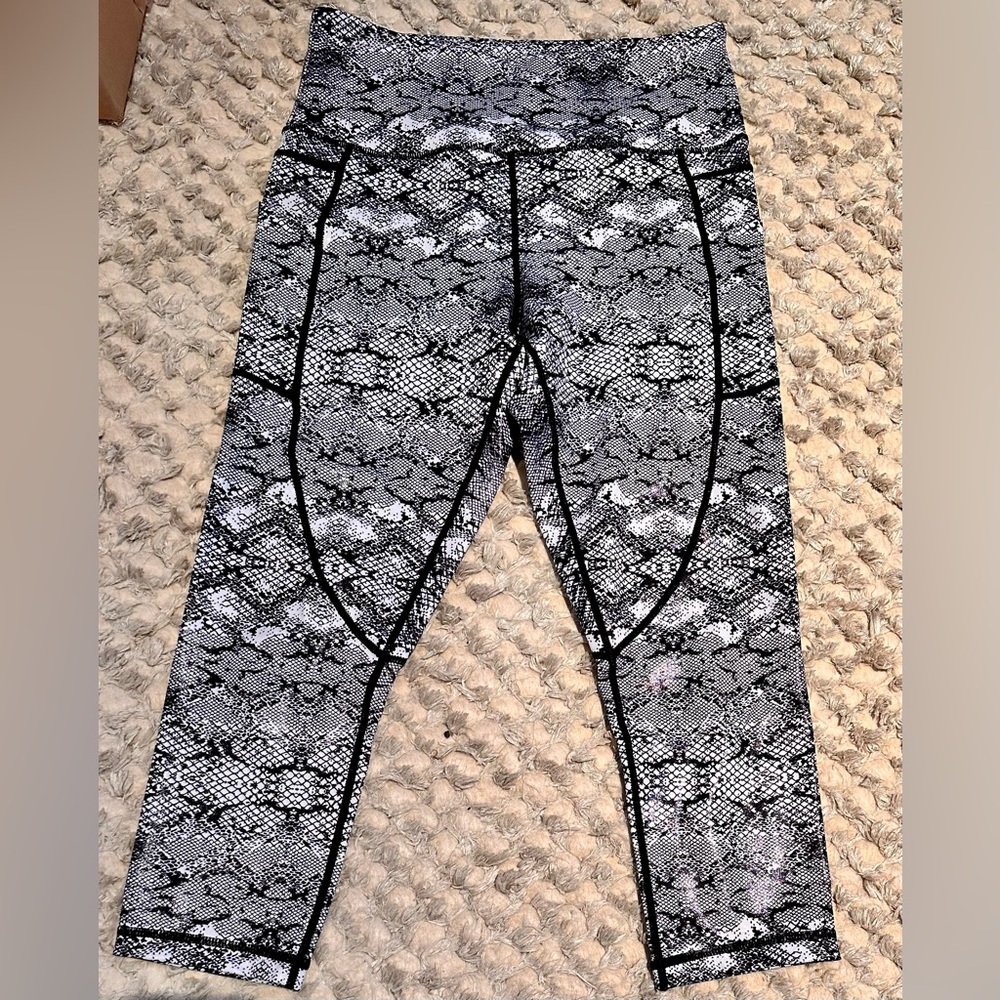 Zyia Snakeskin Crop Size 4